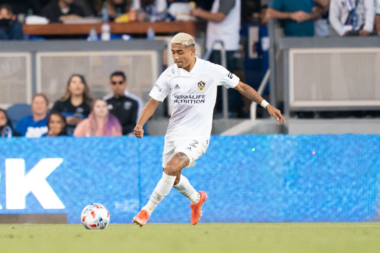 Lateral derecho - JULIAN ARAUJO (LA Galaxy)
<br>