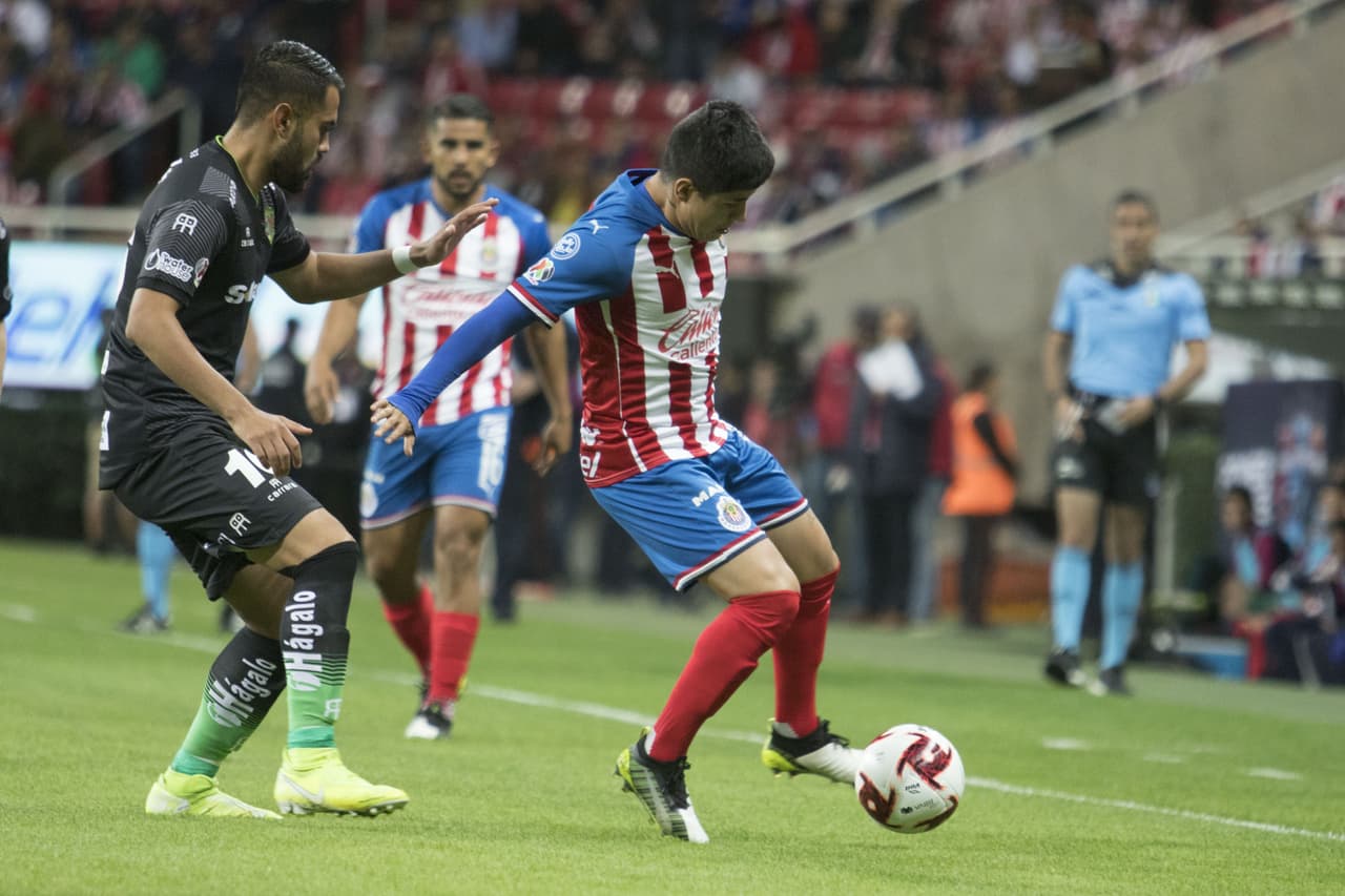 'Chofis' López intentó eludir a un rival ante una dura marcación que realizaron sobre él.