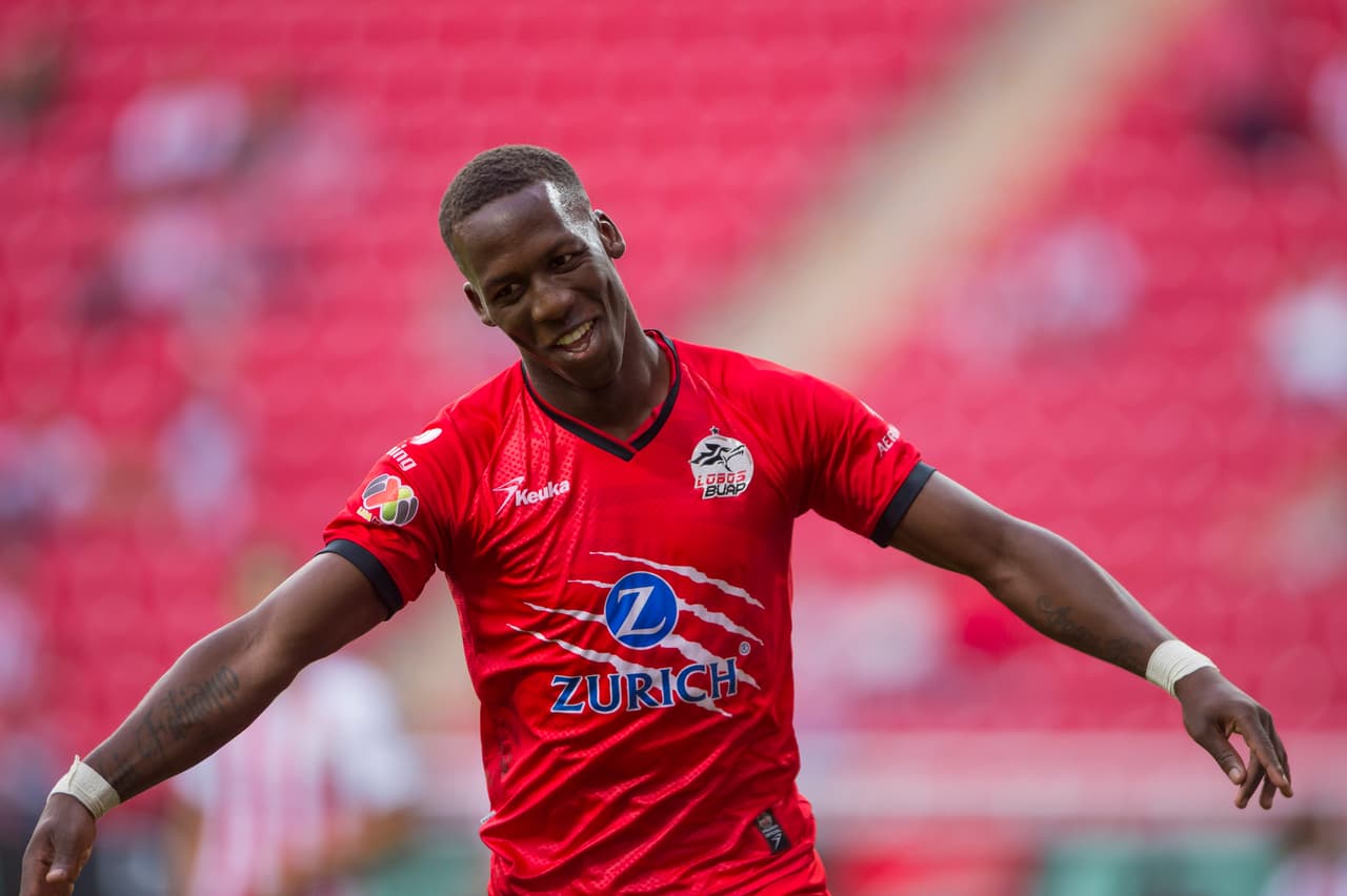 Juan Advíncula abrió el marcador al minuto 22 tras empujar un balón en el área luego de un rebote en la defensa.