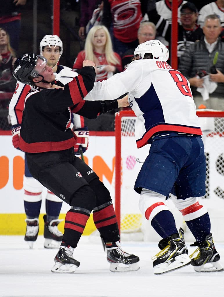 Ovechkin prendió con un derechazo al estilo Canelo Álvarez a Svechnikov y lo mandó de cara a las lámparas.