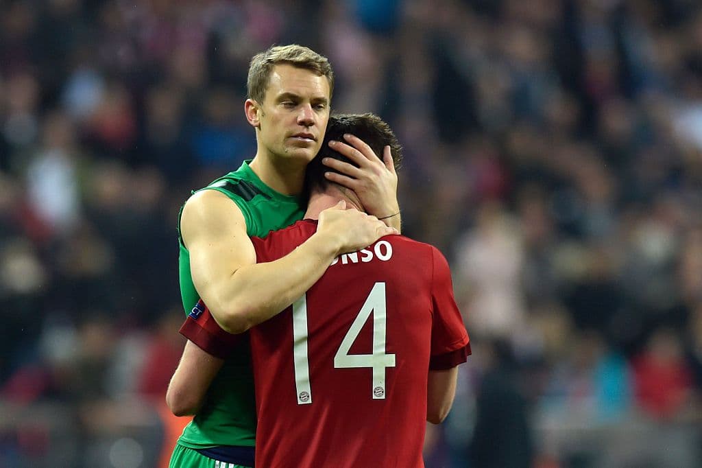 Neuer y Xabi se abrazan tras la eliminación.