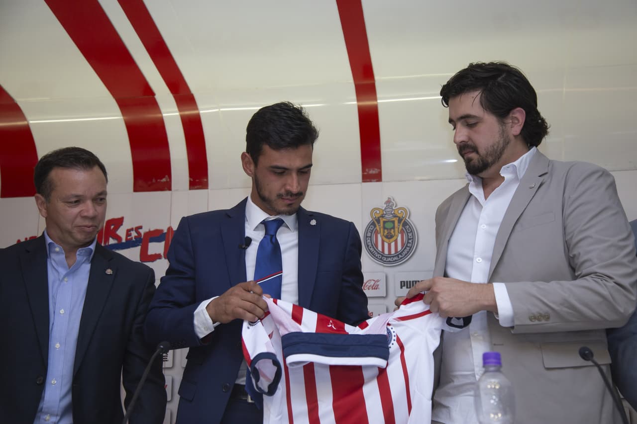 Oswaldo Alanís fue presentado de manera oficial como refuerzo de Chivas de Guadalajara, club al que regresa tras una travesía de año y medio en Europa para el Apertura 2019.