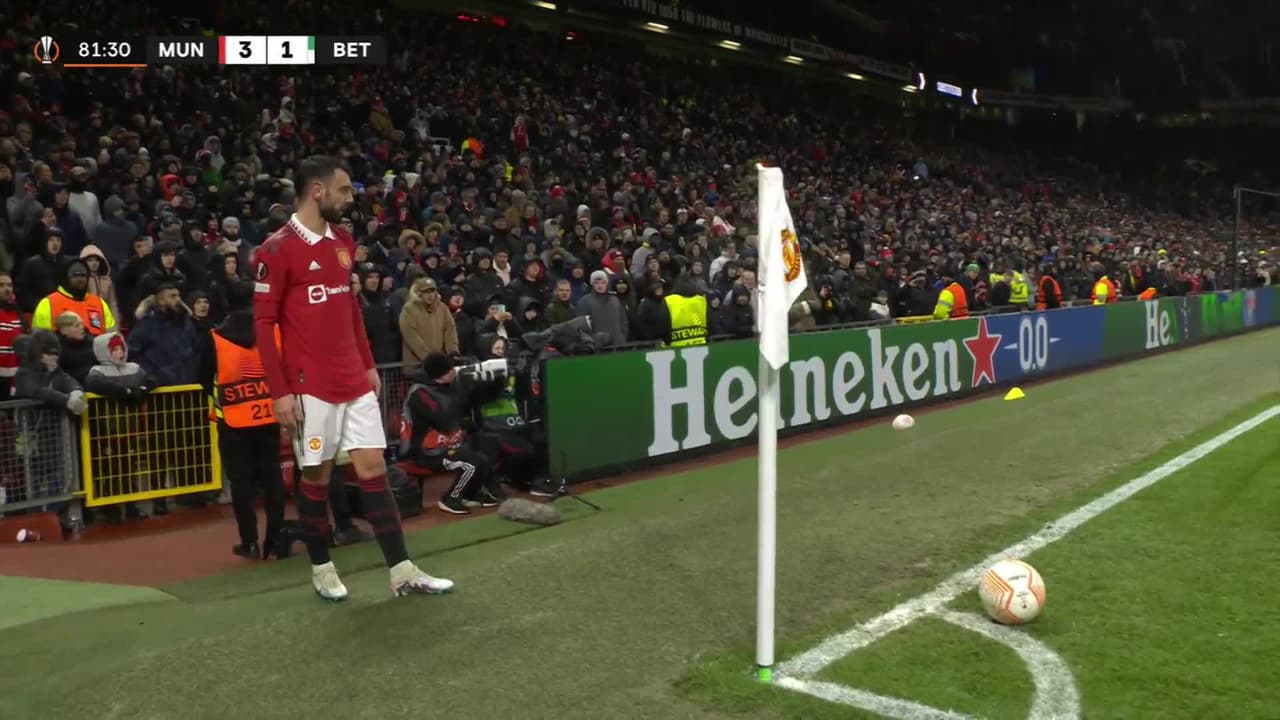 ¡TIRO ATAJADO! disparo por Scott McTominay.