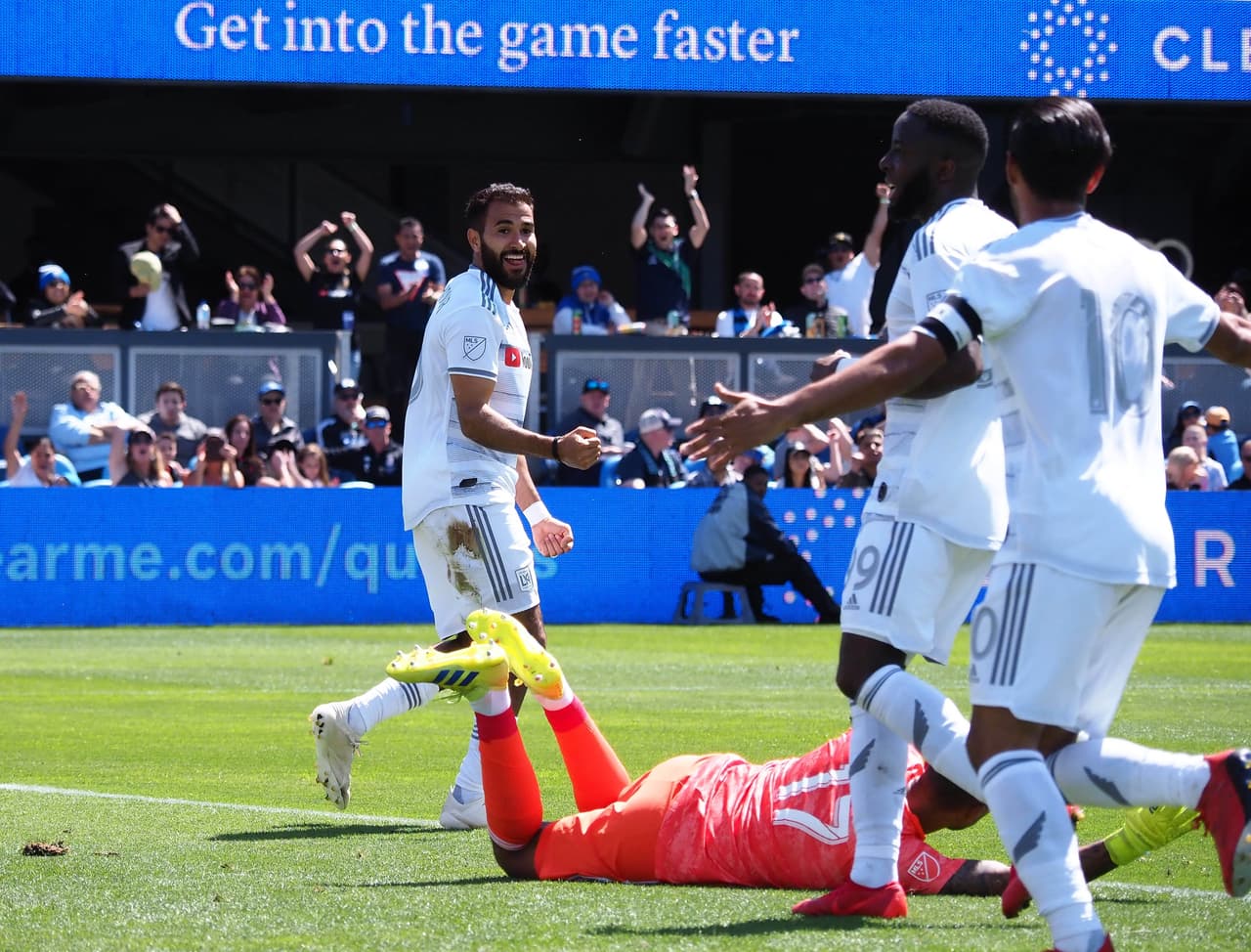 El defensa iraní Steven Beitashour (izquierda) anotó el 2-0 para los visitantes apenas al minuto 26.