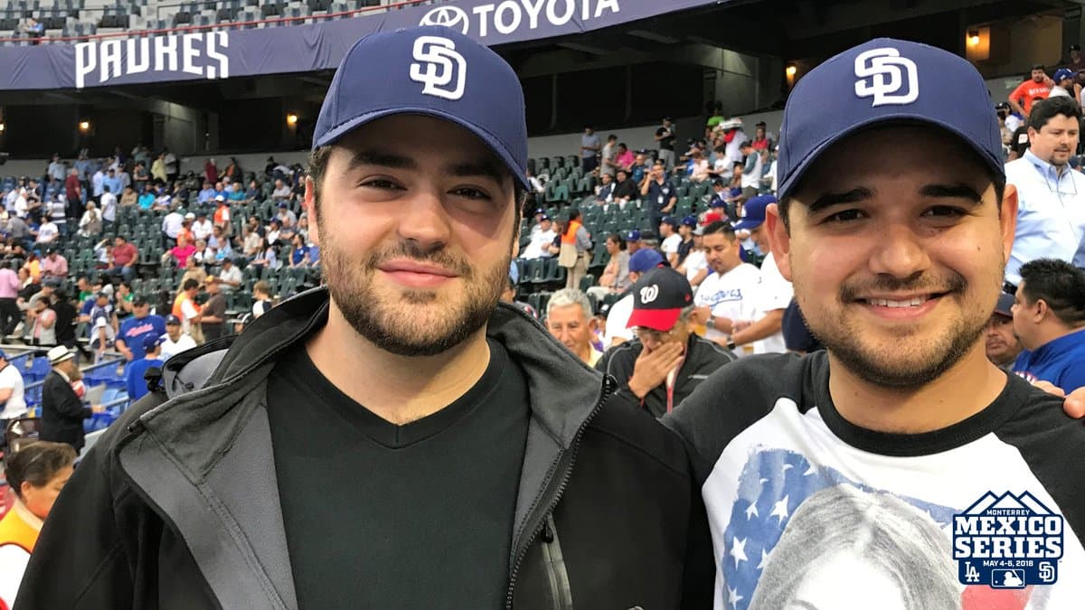 Los aficionados de los San Diego Padres mostraron su amor por el equipo.