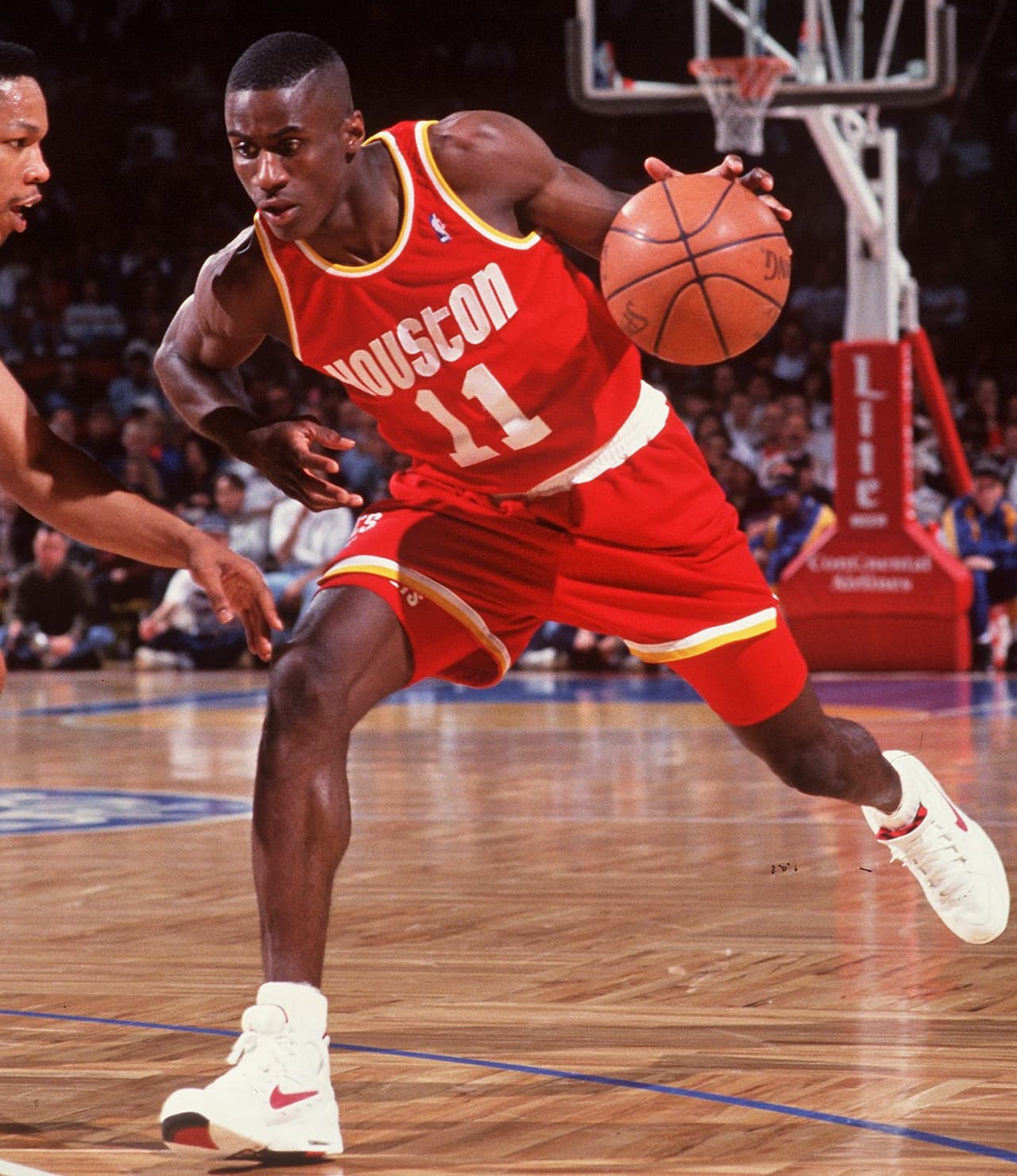 El 27 de octubre de 1992 en el Palacio de los Deportes los Houston Rockets derrotaron 104-102 a los Dallas Mavericks en el primer juego en la historia de la NBA en México. Fue de pretemporada.