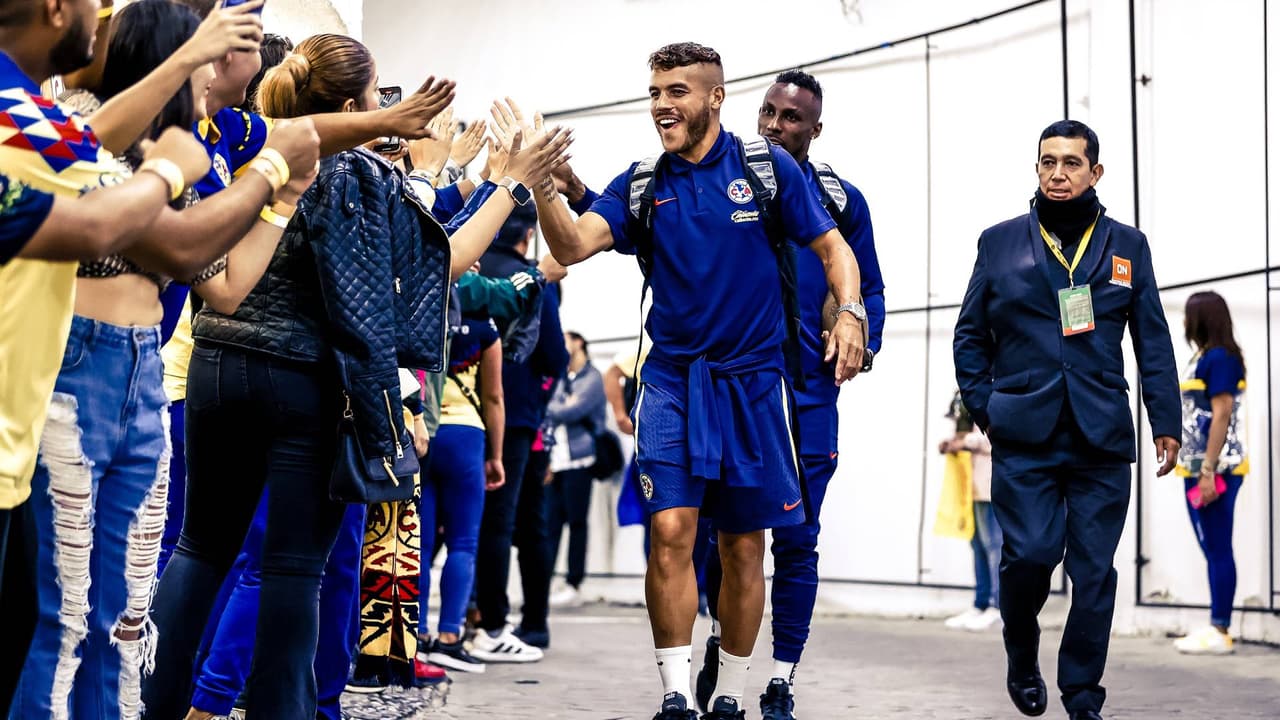 Aficionados y familiares reciben y alientan al América rumbo al vestidor