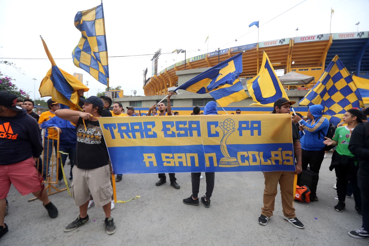 Los fanáticos viven con emoción los minutos previos al juego entre Tigres y Rayadas por la Final de la Liga MX Femenil Clausura 2019.