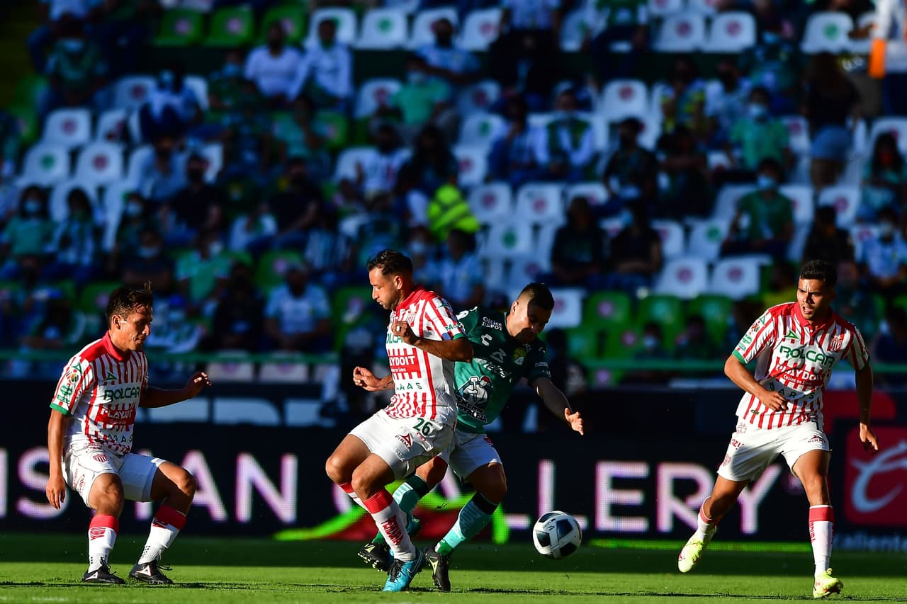 Con hat trick de Víctor Dávila, león golea a necaxa 3-0 y aseguran su lugar en la fiesta grande del futbol mexicano.