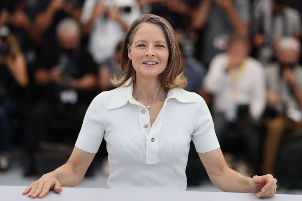 Serie antológica creada por Charlie Brooker que muestra el lado oscuro de la tecnología y cómo esta afecta y puede alterar nuestra vida, a veces con consecuencias tan impredecibles como aterradoras. "Black Mirror" comenzó su emisión en 2011 en el canal británico Channel 4, con dos temporadas de tres episodios cada una, y tras producirse un especial de Navidad la serie fue comprada y renovada por Netflix, que ya ha producido tres temporadas más.
<br>