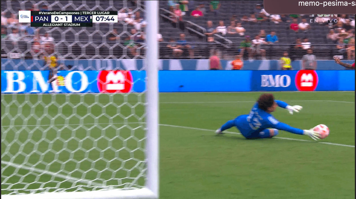 ¡Atajadón! Ochoa rasguña la pelota y evita el empate de Panamá