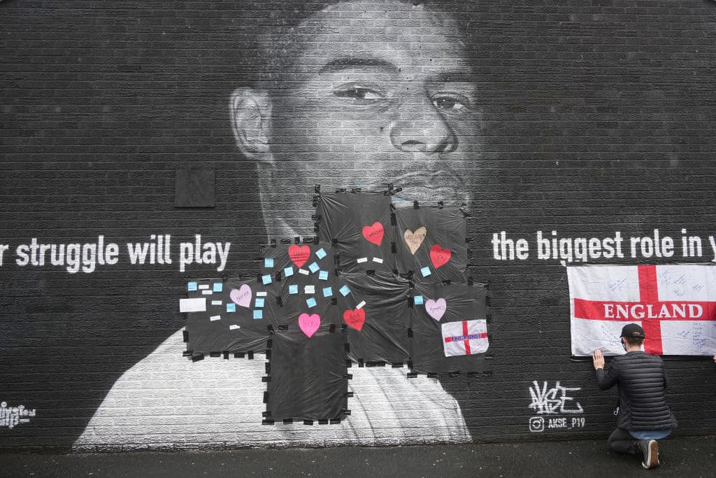 Así quedó el mural en honor a Marcus Rashford tras la derrota | Tras fallar un penalti durante la final de la Euro 2020, vándalos pintaron con grafittis racistas sobre la imagen del futbolista, pero la gente lo cubrió con mensajes de apoyo.