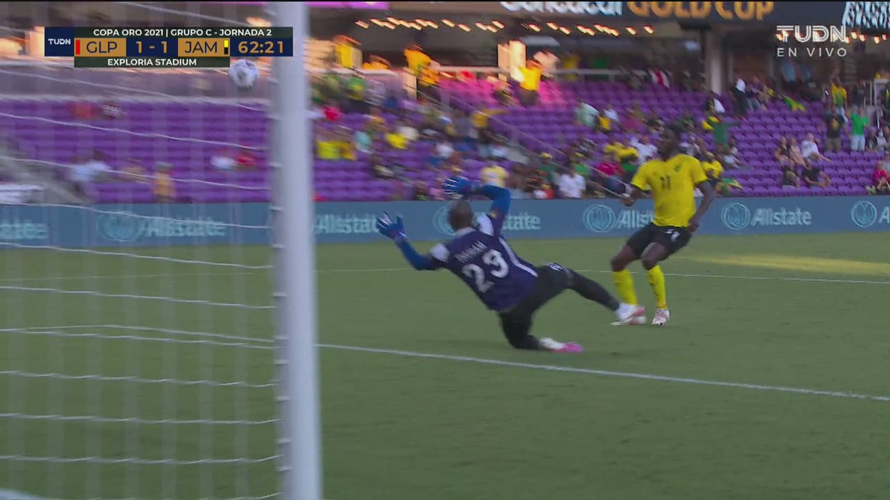 ¡Tremenda falla! Burke desborda y Shamar vuela el remate frente al arco