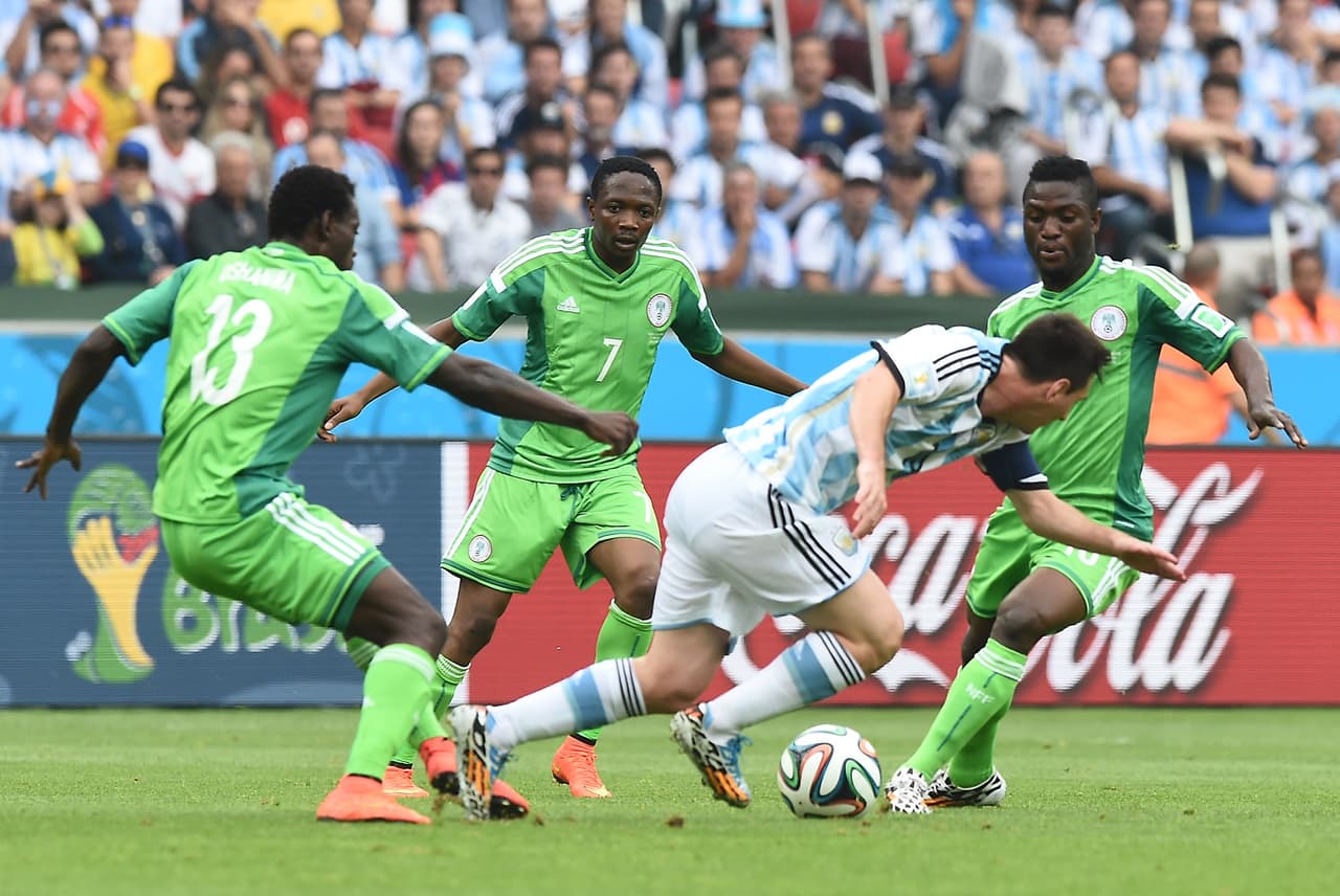 En tan solo el primer tiempo, el duelo mostró tintes épicos con un 2-1 de equipos entregados al espectáculo, a pesar de sus diferencias.