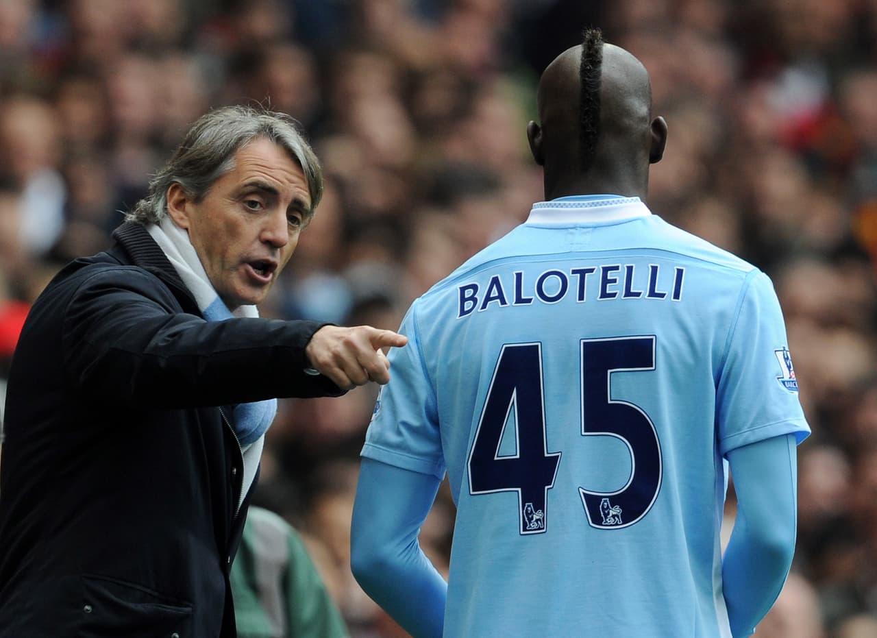 Durante su paso por el City, Mancini también tuvo conflicto con Mario Balotelli, al que incluso jaloneó durante un entrenamiento. Fue una relación complicada.
