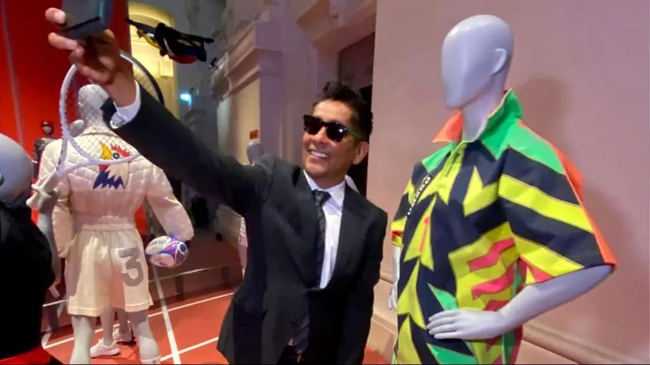 Homenaje a Jorge Campos en París por su emblemático uniforme