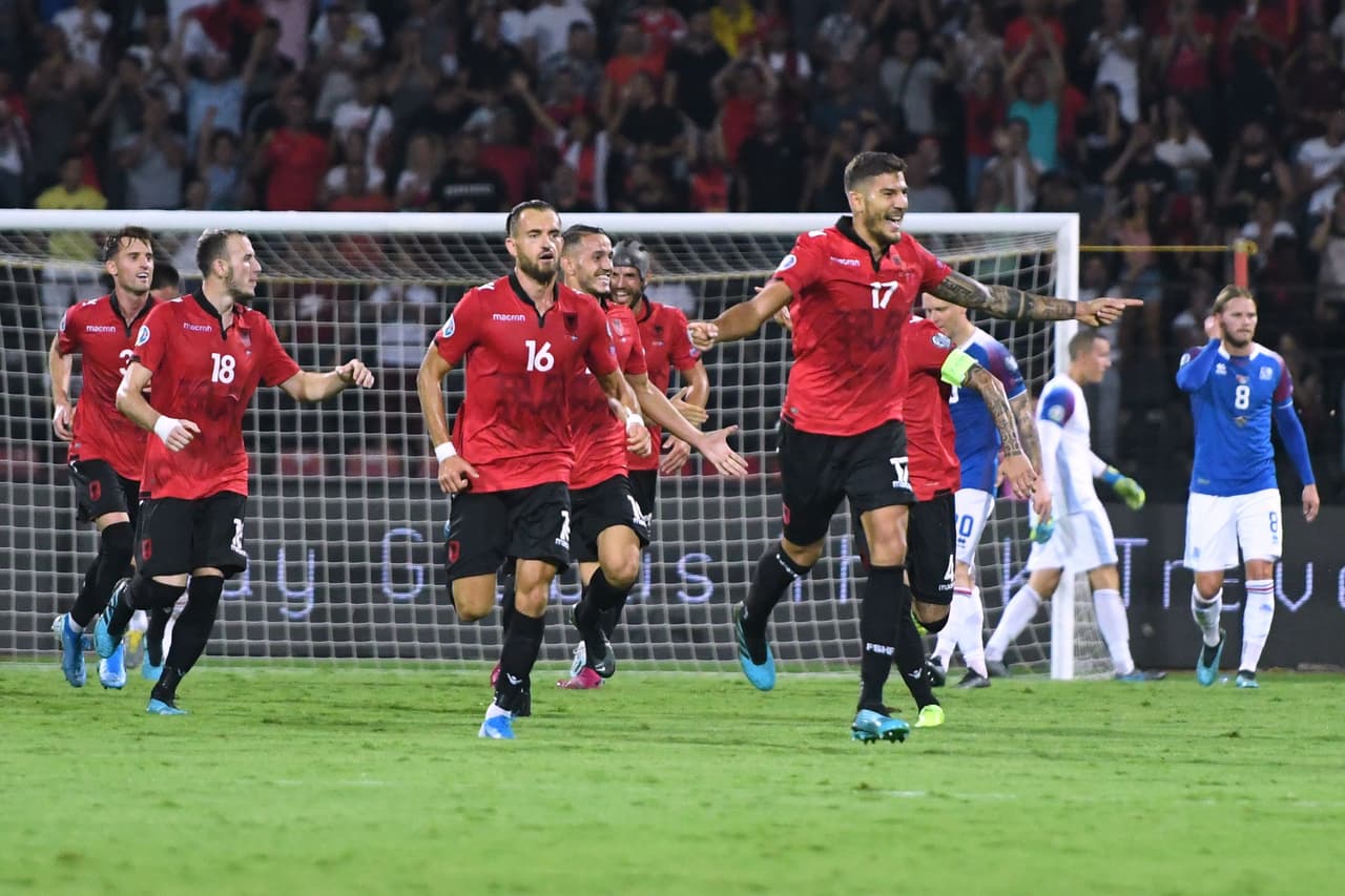Albania 4-2 Islandia. Goles: Albania Dermaku, Hysaj, Roshi y Cikalleshi; Islandia, Sigurðsson y Sigþórsson.