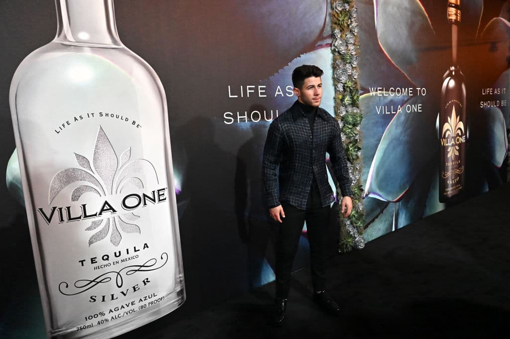 El cantante se alió con el diseñador John Varvatos y se asociaron con Stoli Group para lanzar ‘Villa One’, que competirá en la esfera del tequila súper premium como Patrón y Casamigos. Se lanzó en 2019 y el precio oscila entre los $45 y $60 usd.