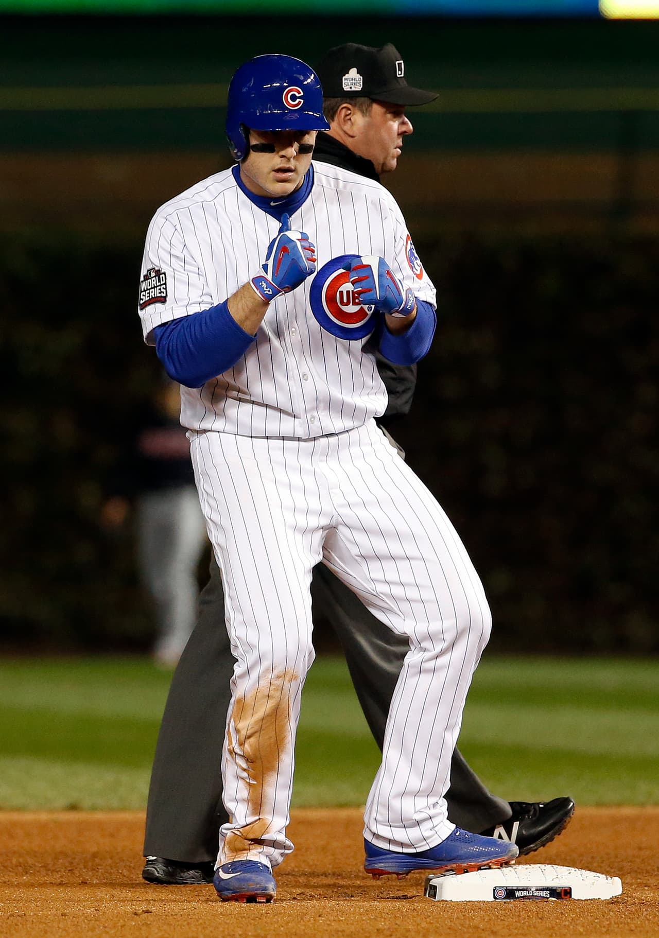 Anthony Rizzo, que había pegado un doble que celebró con su baile, anotó otra carrera tras un fly de sacrificio de David Ross.