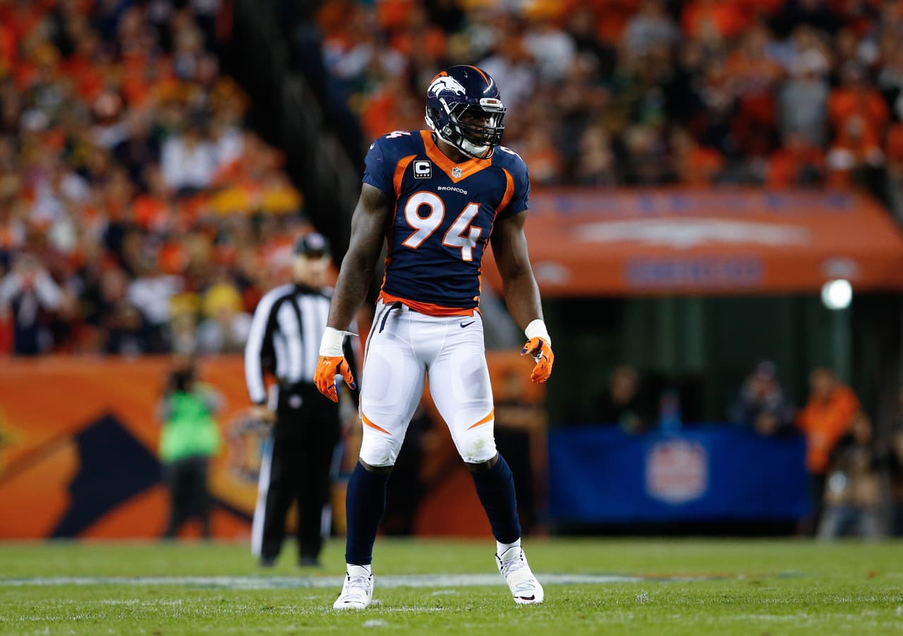 El ala defensivo DeMarcus Ware sigue con problemas de lesiones en la espalda