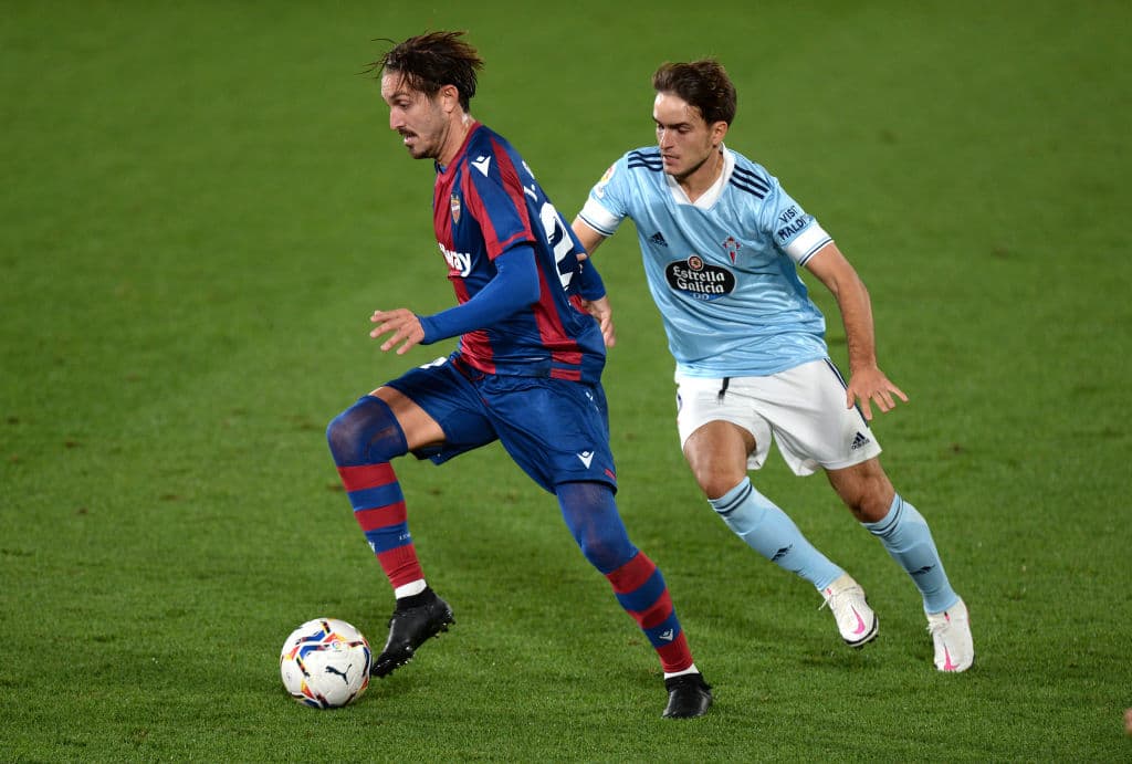 Celta de Vigo y el Levante empatan en la séptima jornada de LaLiga. Roger Martí abrió el marcador al minuto 48 para poner al Levante arriba en el marcador, pero Sergio Carreira se encarga de igualar el marcador en la segunda mitad para irse 1-1. El mexicano Nestor Araujo tuvo minutos en el campo.