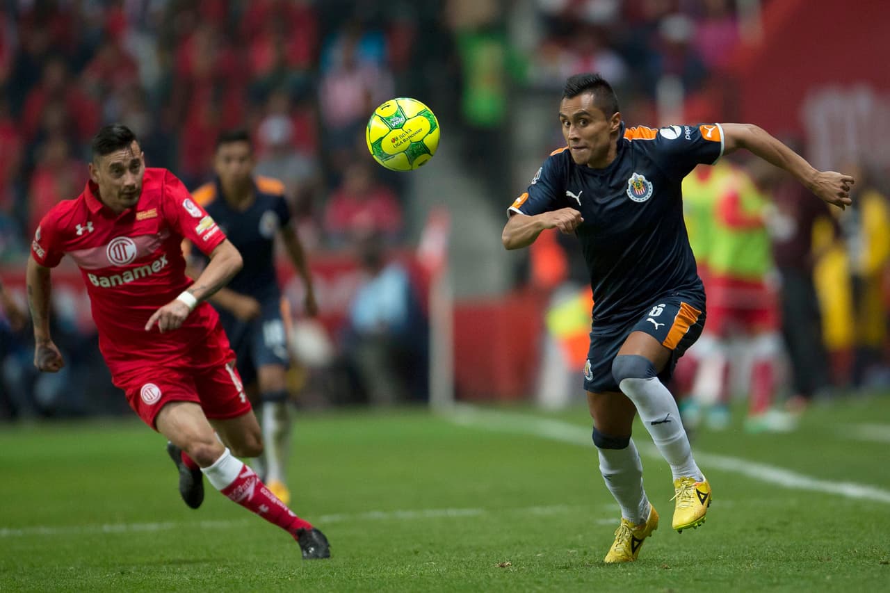 La velocidad de Chivas puso en aprietos en diversas ocasiones a la defensa toluqueña.