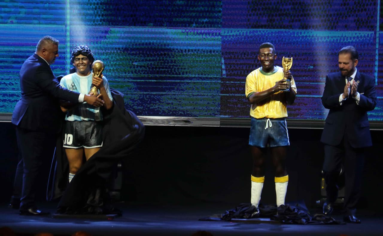 Con estatuas, Conmebol homenajea a Maradona y Pelé
