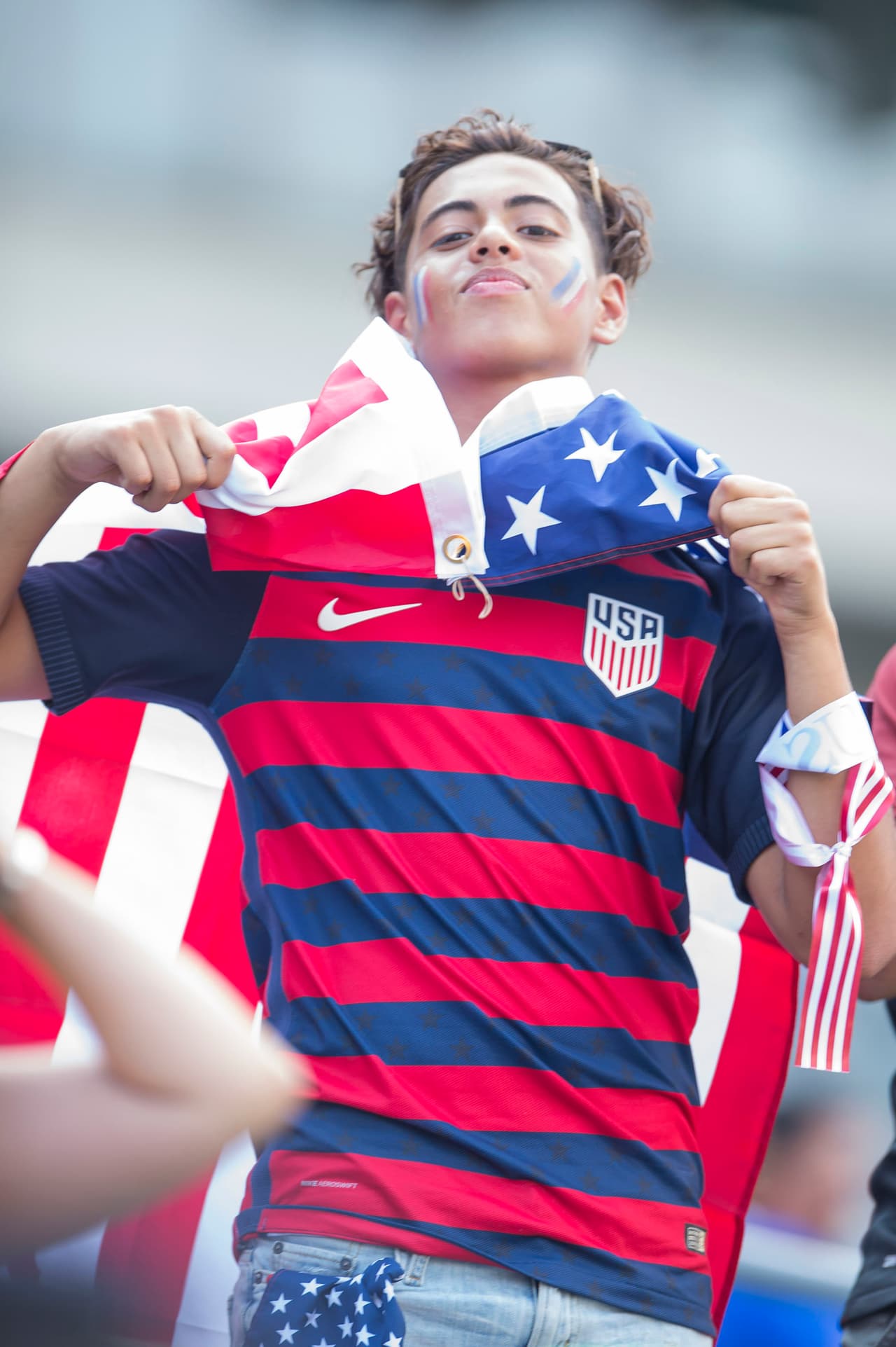 Incluso hubo banderas en el rostro para complementar el 
<i>outfit.</i>