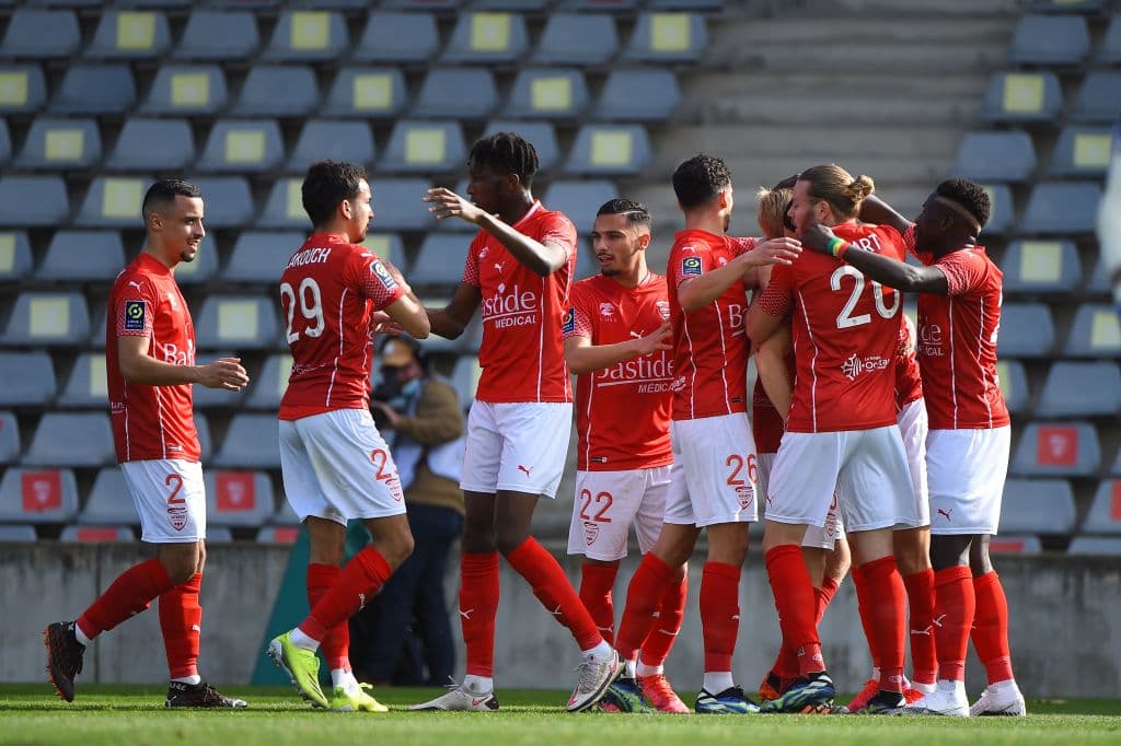 Nimes aprovecha la superioridad numérica y vencen 2-0 al Bordeaux con anotaciones de Birger Meling y Renaud Ripart.