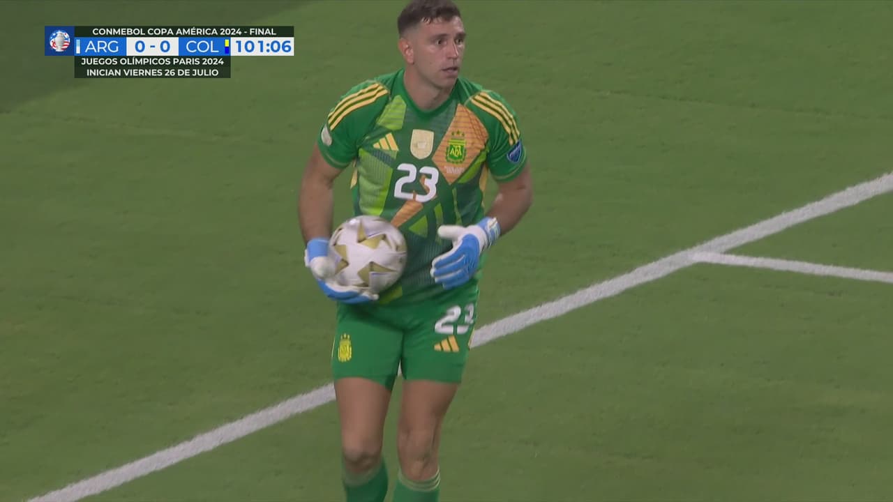 ¡Zapatazo de Arias que pega en la zaga y el Dibu recoge el rebote!