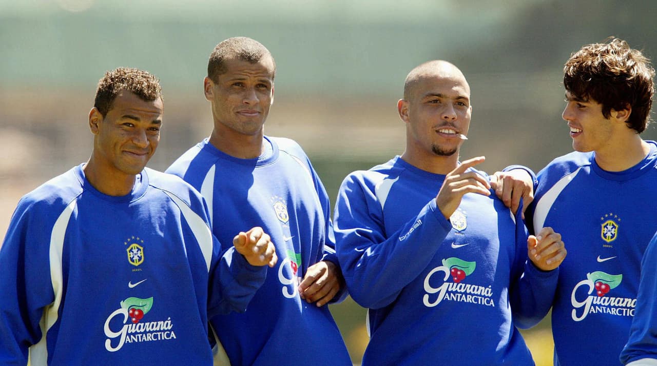 Un joven Kaká compartió con una generación de brillantes jugadores como Ronaldo y Rivaldo como referentes en el ataque y Cafú como gran líder.