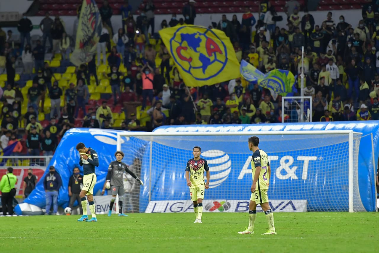 Con gol de último minuto, Gallos Blancos le arrebató el triunfo al América que sigue sin ganar en el Estadio Azteca y volvió a irse entre abucheos y muchas dudas del futuro de Santiago Solari.