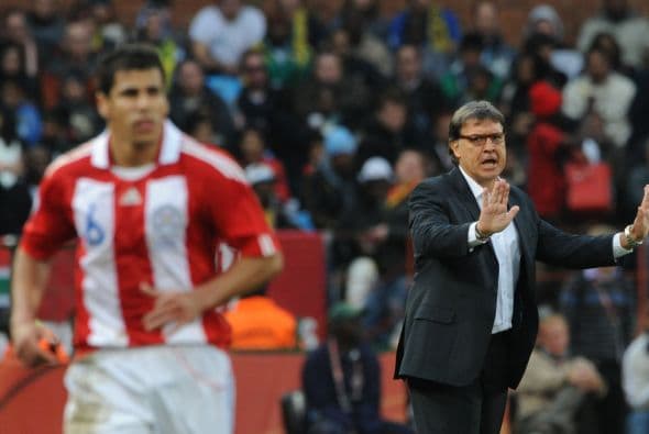Paraguay confía en el entrenador argentino Gerardo Martino que llevó al conjunto guaraní al Mundial de Sudáfrica. Martino ya dirigió a Paraguay en la Copa América 2007.