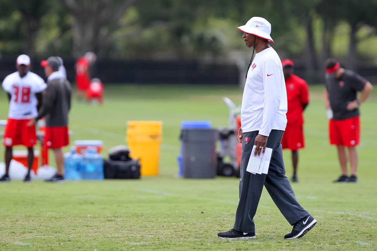 Leslie Frazier al frente de la defensiva de los ‘Bucaneros’.