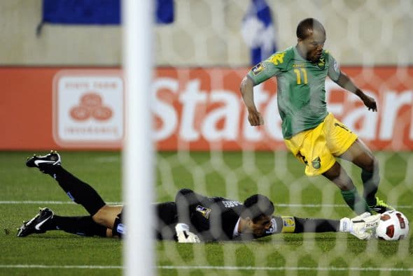 El partido estuvo siempre controlado por el mejor toque de balón y poder físico de Jamaica, que se hizo dueña del centro del campo y fue la que creo las mejores oportunidades de gol, aunque sin definir por el acierto de Valladares.