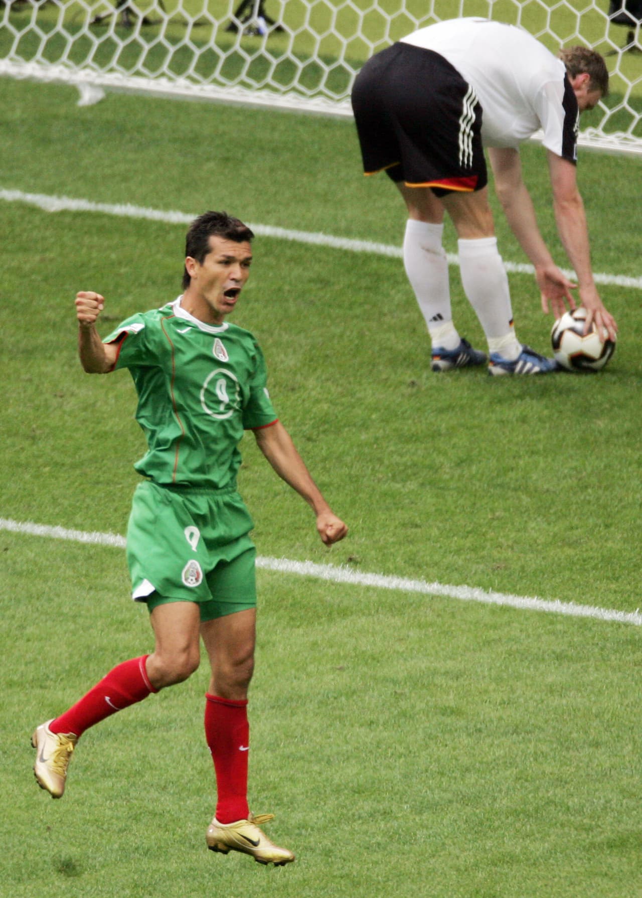 Su desempeño le sirvió de trampolín para emigrar al Bolton de la Premier League.