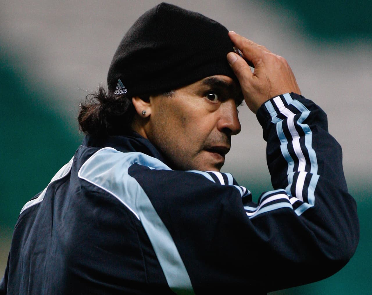 Y en el 2008 asumió como entrenador de la selección para llevarla, apretada, al Mundial de Sudáfrica 2010.