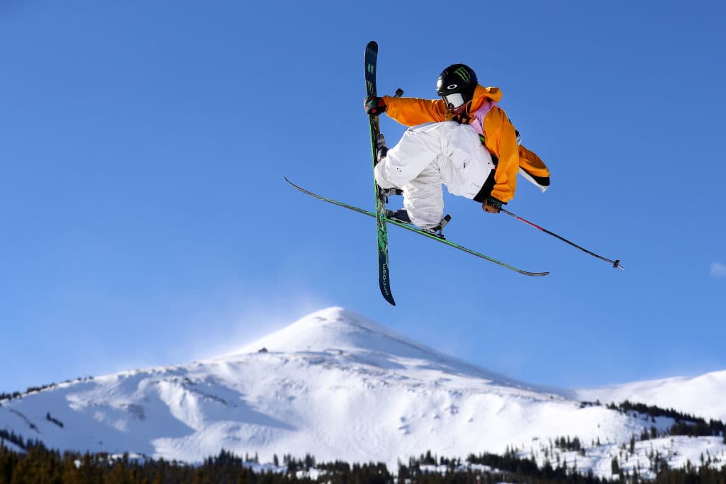 Henrik Harlaut, de Suecia, ejecuta una suerte en la Final de salto de esquí Slopestyle para hombres durante el tercer día de competencias del Dew Tour en Breckenridge, Colorado.