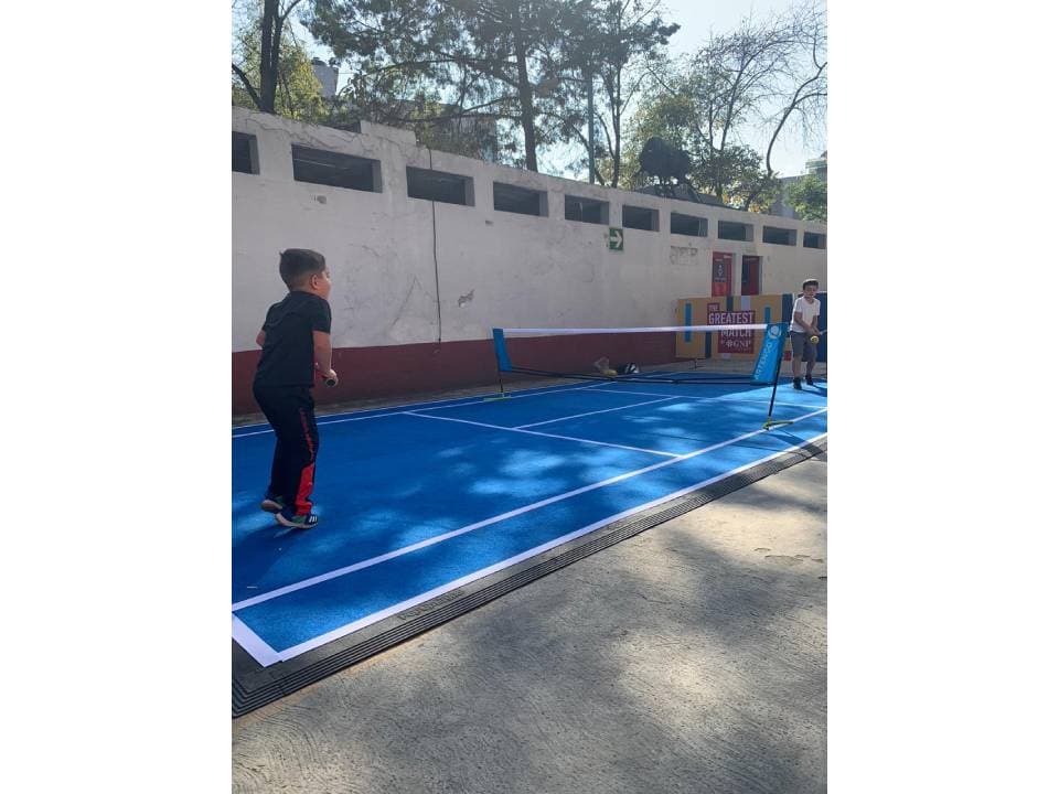 Hay de todo y para todos en las inmediaciones de la Monumental: chistorra, paella, juegos, souvenirs... ¡el ambiente es insuperable!