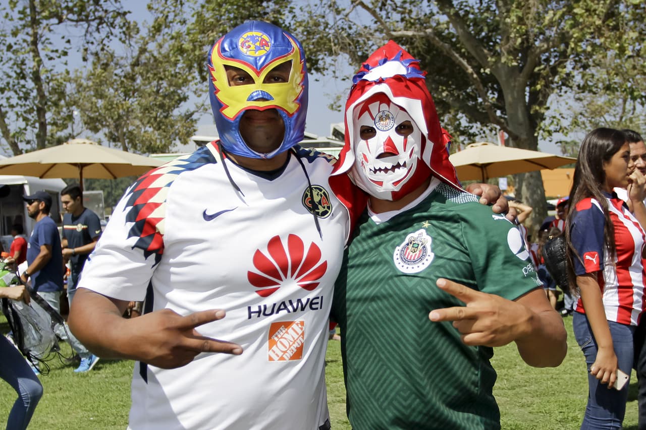 Los hinchas de América y Chivas de Guadalajara vivieron en Los Angeles una edición del Clásico Nacional en medio de la rivalidad de dos grandes y la hermandad entre dos clubes del mismo país.