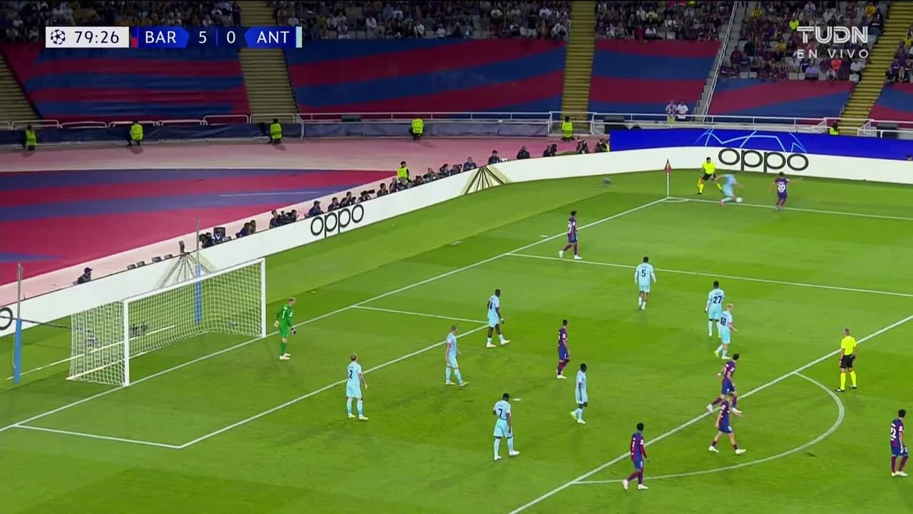 ¡TIRO ATAJADO! disparo por Robert Lewandowski.