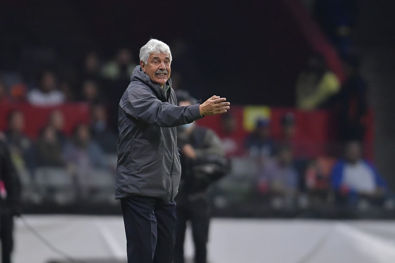 Ricardo Ferretti intentaba corregir a su equipo desde la banda.