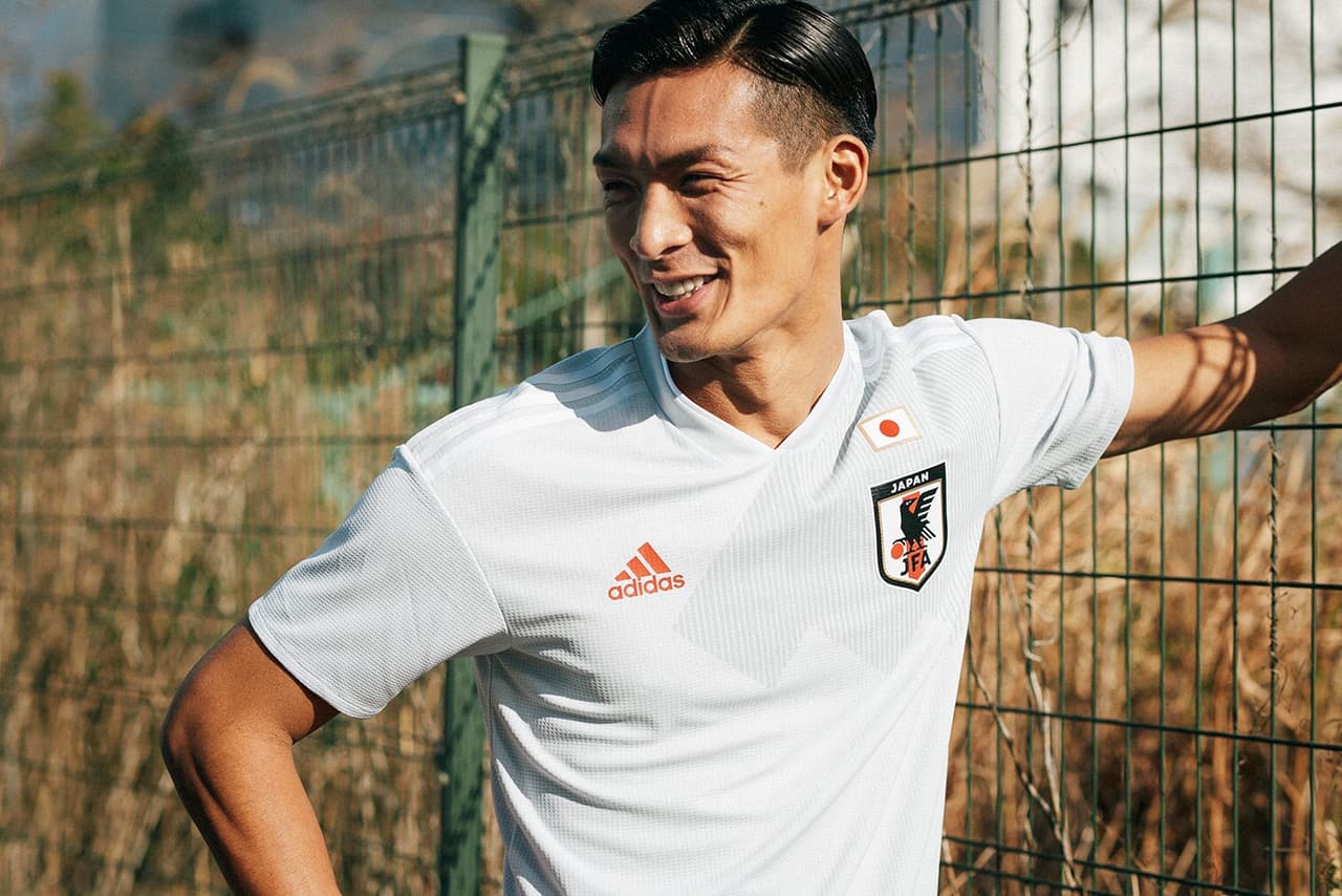 Blanca– casi gris–, con solo algunos detalles blancos, será la playera de Japón alterntiva en Rusia 2018.