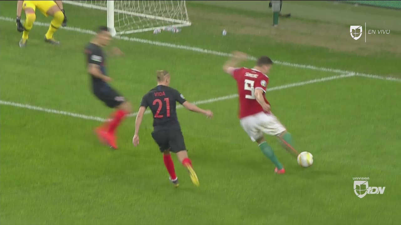 Regalito de la defensa y Hungría lo empata