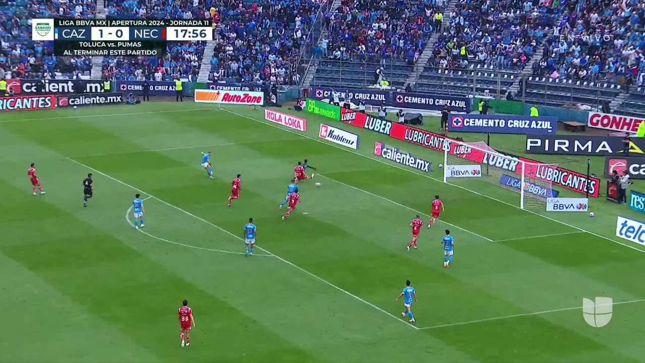 ¡GOL!  anota para Cruz Azul. Carlos Rotondi