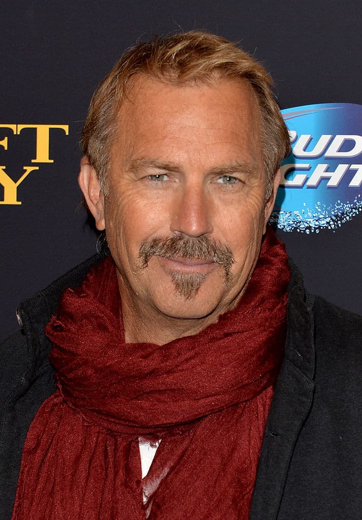 Su soledad lo impulsa a entrar en contacto con los indios sioux; así es como conoce a "En pie con el puño en alto", una mujer blanca que fue adoptada por la tribu cuando era niña. Poco a poco, entre Dunbar y los sioux se establece una relación de respeto y admiración mutua.
<br>