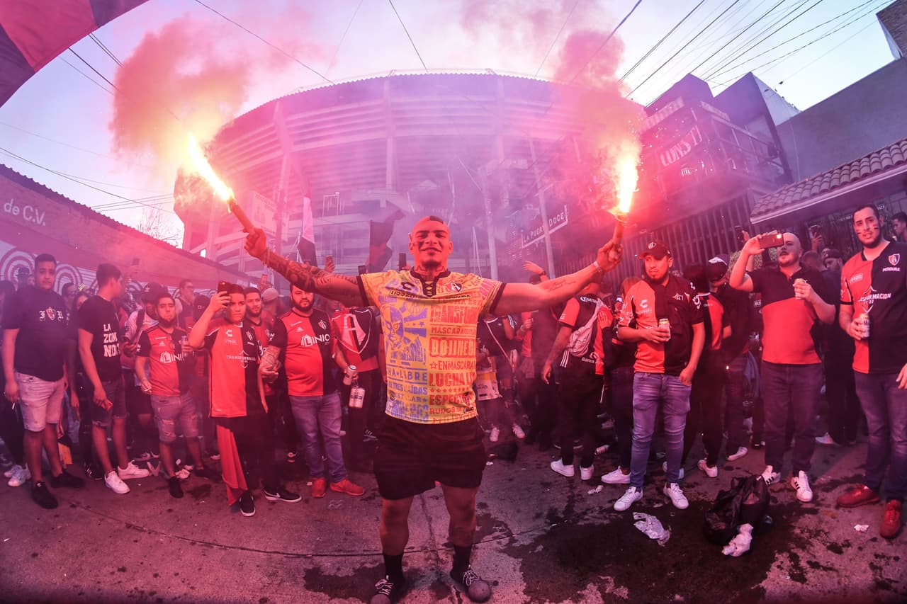 ¡Qué ambientazo! Los seguidores del Atlas se dieron cita en las inmediaciones del Estadio Jalisco desde muchas horas antes de que diera inicio el partido con el fin de alentar en busca de la remontada del título.