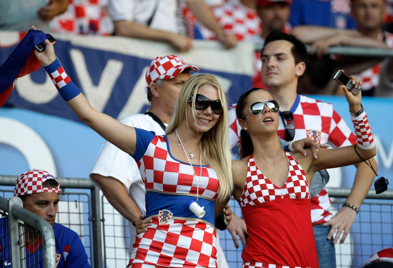 Disfruta de las mejores imágenes de las aficionadas croatas que partido a partido apoyan a su selección.