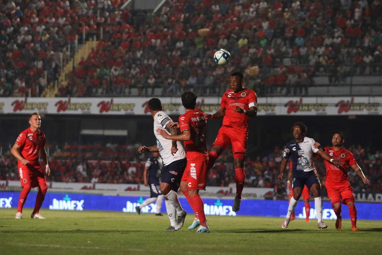 Los Tiburones sacaron los dientes para empatar