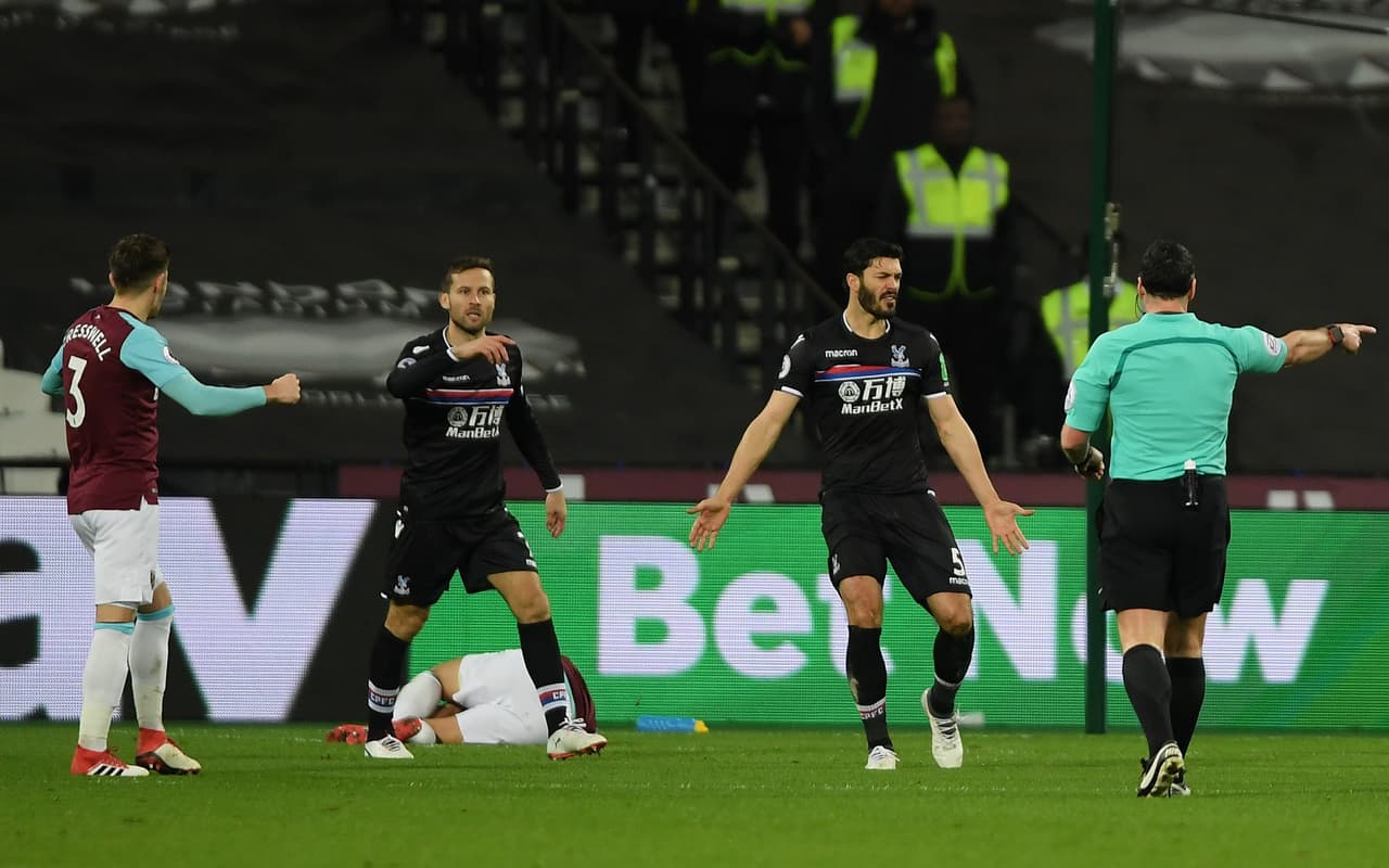 Además, amonestó al defensor Tomkins, quien mandó al suelo al delantero mexicano.